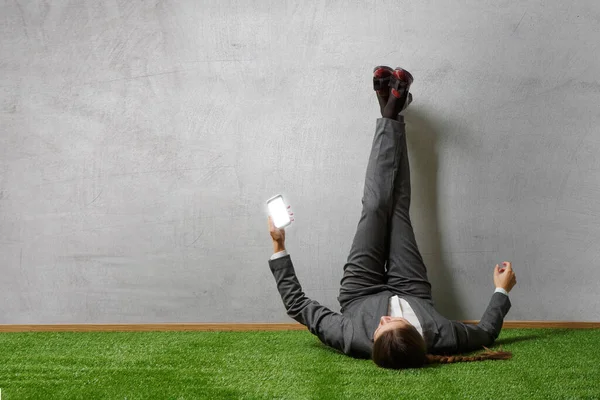 Empresária relaxante com as pernas na parede — Fotografia de Stock