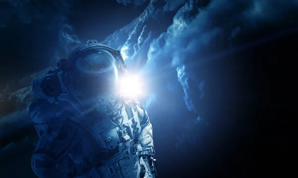 Astronaut op de ruimtewandeling. Gemengde media — Stockfoto