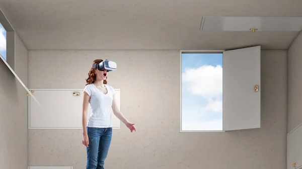Kobieta w goglach wirtualnej rzeczywistości — Zdjęcie stockowe