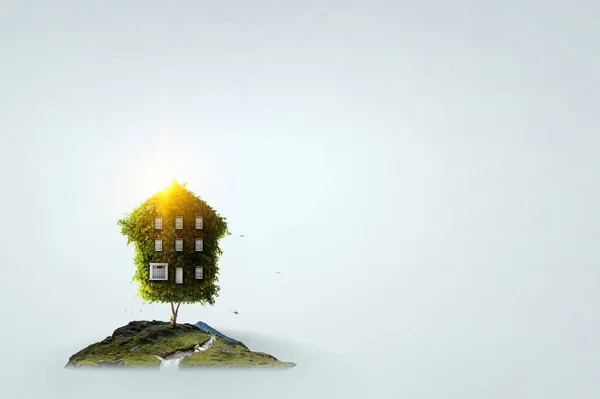 Πράσινο γρασίδι οικολογικό σπίτι. Μεικτά μέσα — Φωτογραφία Αρχείου