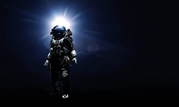 Astronauta de fato contra fundo preto. Conceito de tecnologia espacial — Fotografia de Stock
