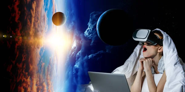 Frau mit Laptop taucht in virtuelle Realität ein. Gemischte Medien — Stockfoto