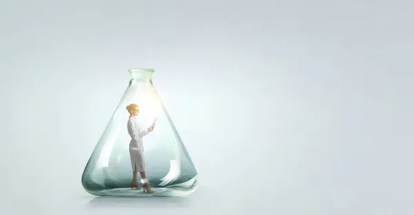 ガラス瓶の中に立つ実業家。混合メディア — ストック写真