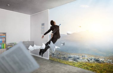 İşadamı uçuyor. Karışık ortam