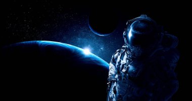 Uzay yürüyüşünde astronot. Karışık ortam