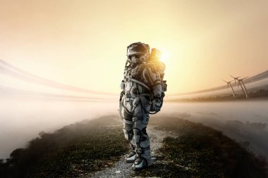 Keşfedilmemiş bir gezegende yürüyen astronot