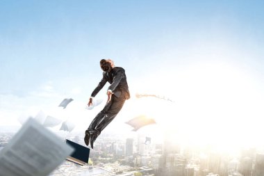 İşadamı uçuyor. Karışık ortam