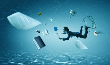 Kağıt ve kalemle su altında çalışan bir iş adamı.