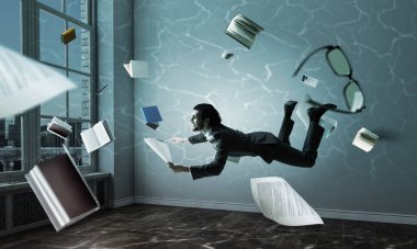 Kağıt ve kalemle su altında çalışan bir iş adamı.