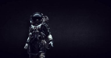 Siyah arka plana karşı takım elbiseli astronot. Uzay teknolojisi konsepti. Karışık ortam