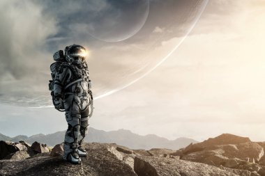 Keşfedilmemiş bir gezegende yürüyen astronot