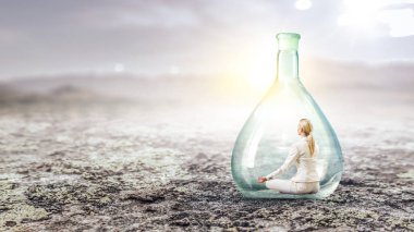 İş kadını nilüfer çiçeğiyle yoga yapıyor cam şişenin içinde poz veriyor. Karışık ortam