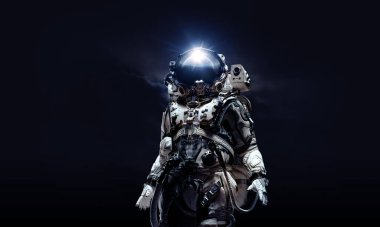 Siyah arka plana karşı takım elbiseli astronot. Uzay teknolojisi kavramı