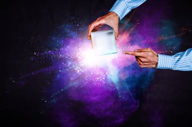 Sihirli hediye kutusu görüntüsü. Karışık ortam