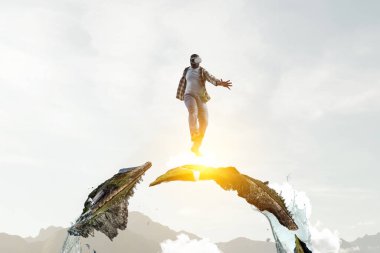 Adam sanal gerçeklik gözlüğü takıyor.