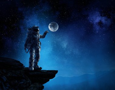 Keşfedilmemiş bir gezegende yürüyen astronot