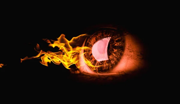 Imagen macro del ojo humano con llamas de fuego —  Fotos de Stock