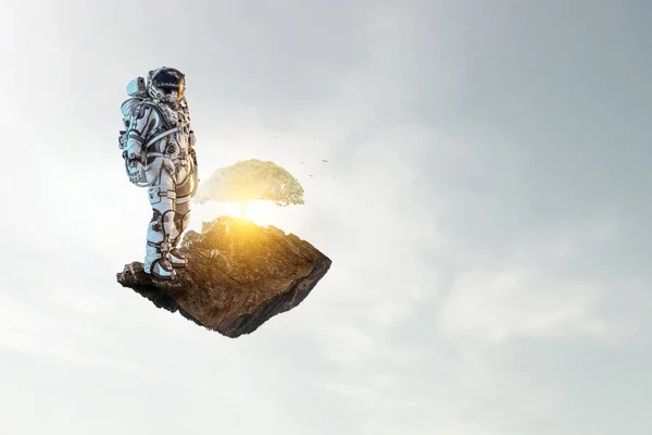 Astronauta na tle zachmurzonego nieba — Zdjęcie stockowe