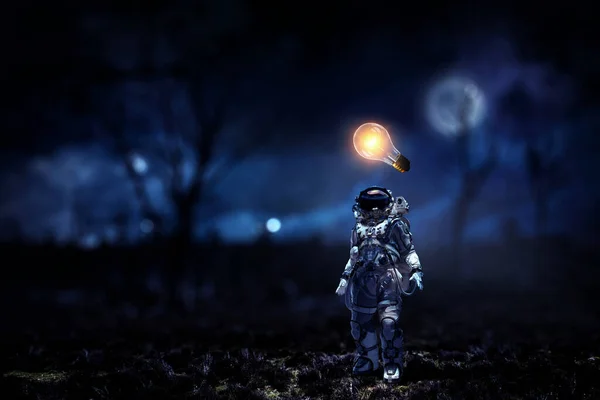 Astronauta che cammina su un pianeta inesplorato — Foto Stock