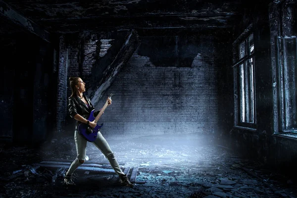 Young and beautiful rock girl playing the electric guitar — Stock Photo, Image