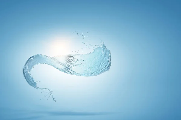 Rozprysk wody na niebieskim tle — Zdjęcie stockowe