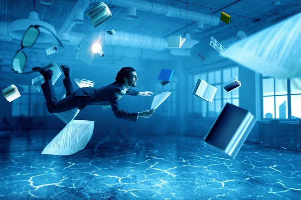 Geschäftsmann mit Papier und Stift unter Wasser — Stockfoto