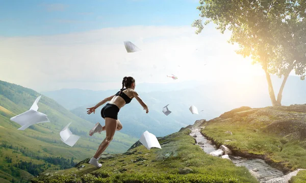 Mulher correndo contra a paisagem natural — Fotografia de Stock