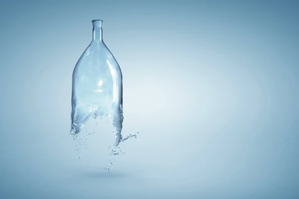 Eau éclaboussure de bouteille en verre — Photo