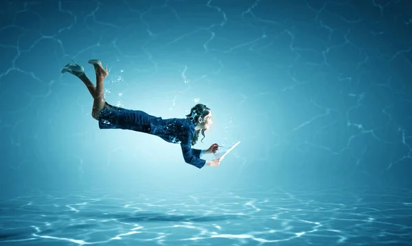 Femme avec papier et stylo sous l'eau — Photo