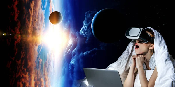 Vrouw met laptop ondergedompeld in virtual reality. Gemengde media — Stockfoto