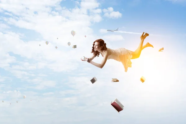 Giovane donna levita mentre legge un libro — Foto Stock