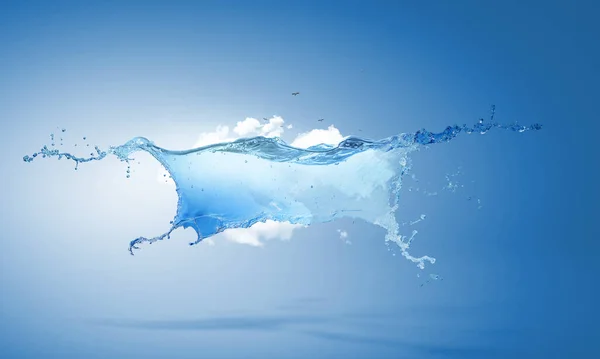 Spruzzi d'acqua su sfondo blu — Foto Stock