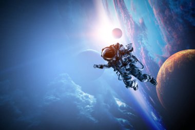 Uzay yürüyüşünde astronot. Karışık ortam