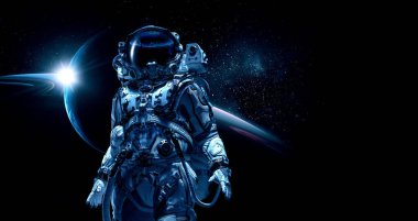 Uzay yürüyüşünde astronot. Karışık ortam