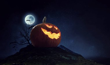 Balkabaklarıyla cadılar bayramı resmi. Karışık ortam