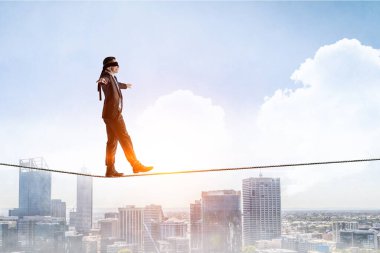 İp üzerinde dengede duran bir iş adamı görüntüsü. Risk kavramı