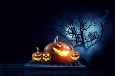 Balkabaklarıyla cadılar bayramı resmi. Karışık ortam