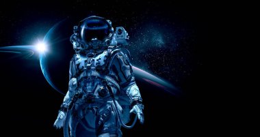 Uzay yürüyüşünde astronot. Karışık ortam