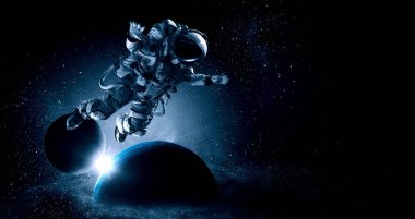 Uzay yürüyüşünde astronot. Karışık ortam