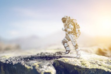 Keşfedilmemiş bir gezegende yürüyen astronot