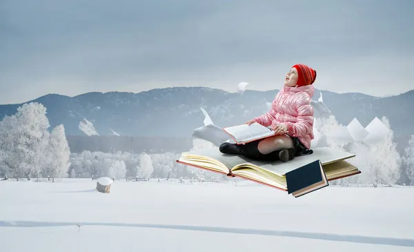 Kleines Mädchen liest ein Buch — Stockfoto