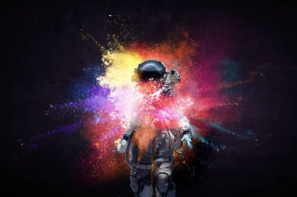 Astronaut in pak tegen zwarte achtergrond. Ruimtetechnologieconcept — Stockfoto