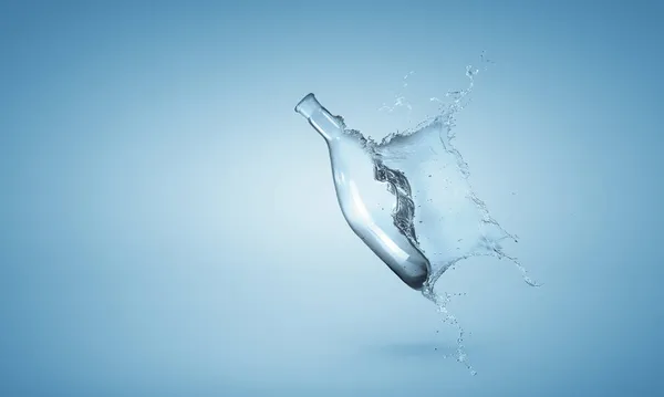 Eau éclaboussure de bouteille en verre — Photo