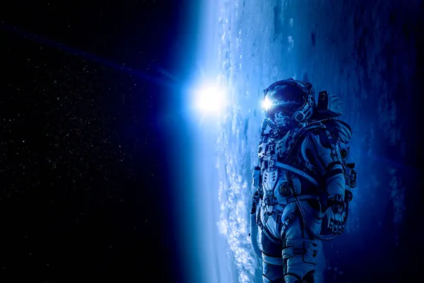 Astronauta caminhando em um planeta inexplorado — Fotografia de Stock