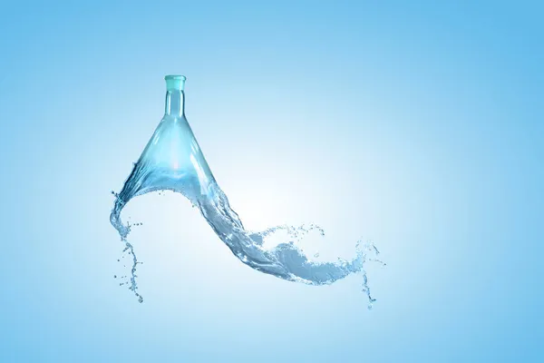 Wasser spritzt aus Glasflasche — Stockfoto