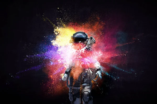 Astronauta w garniturze na czarnym tle. Koncepcja technologii kosmicznej — Zdjęcie stockowe