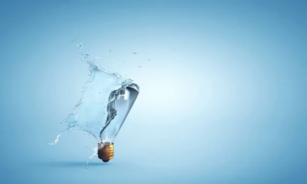 Gloeilamp uit water splash — Stockfoto