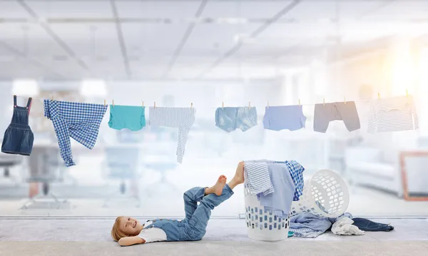 Glückliches kleines Mädchen mit gewaschenen Kleidern — Stockfoto