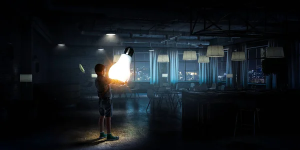 光る電球を持つ少年。混合メディア — ストック写真
