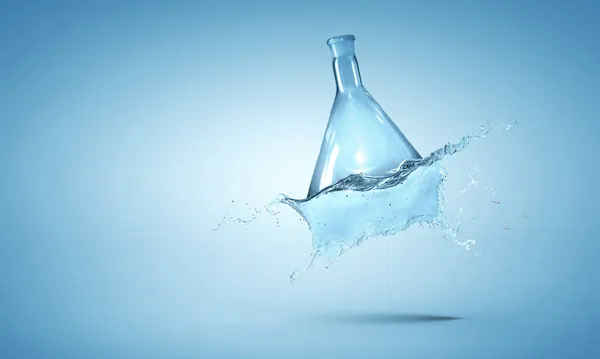 Spruzzi d'acqua dalla bottiglia di vetro — Foto Stock